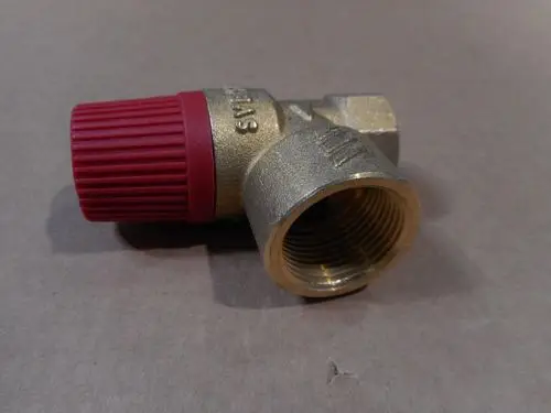 Überdruckventil aus Messing mit rotem Regler von Remeha, zur Druckregulierung in Wasser- oder Gasleitungen, mit einem genormten Anschluss.